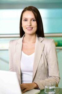 jpeg optimizer young businesswoman using laptop